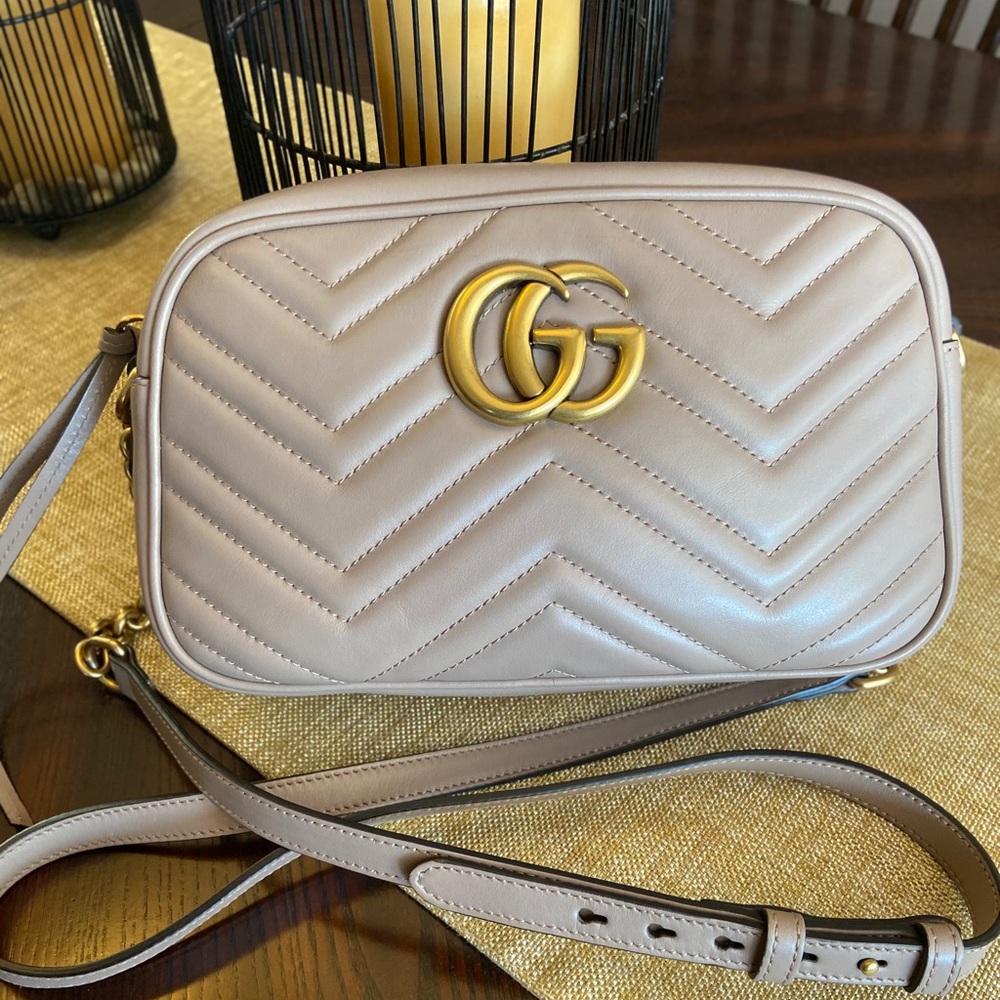 Gucci beige leather shoulder bag with chain strap.